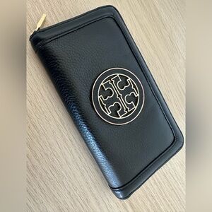 Tory Burch Amanda Zip Continental Wallet Black Pebbled Leather Gold Logo